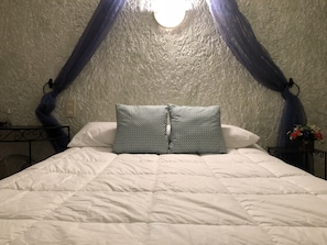 Premium bedding, in-room safe, bed sheets