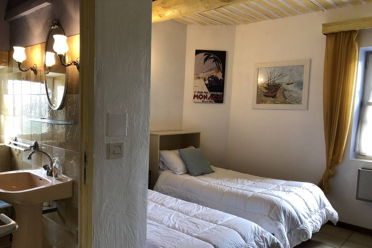 Premium bedding, in-room safe, bed sheets