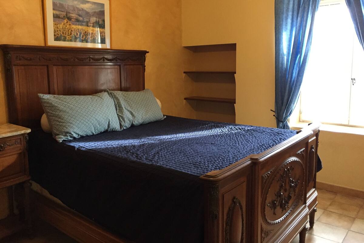 Premium bedding, in-room safe, bed sheets