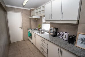 City Apartment, 2 Bedrooms, Accessible | Private kitchen | Fridge, microwave, oven, stovetop