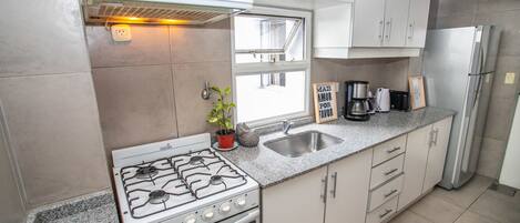 Departamento urbano, 2 habitaciones, con acceso para personas discapacitadas | Cocina privada | Refrigerador, microondas, horno y parrilla de estufa