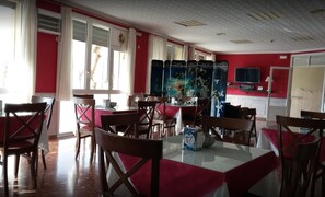 每日供應自助早餐 (費用另計)