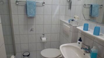 Apartemen, Bebas Asap Rokok (incl. final cleaning fee) | Kamar mandi | Shower, perlengkapan mandi gratis, pengering rambut, dan handuk