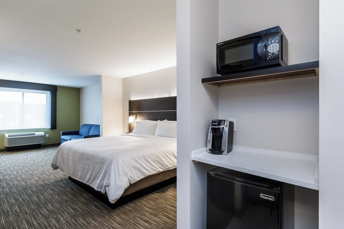 Suite, 1 kingsize-seng med sovesofa | Safe på rommet, skrivebord, blendingsgardiner og strykejern/-brett