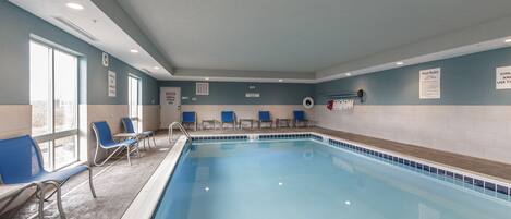 Sisäuima-allas avoinna 6.00–22.00, aurinkotuoleja