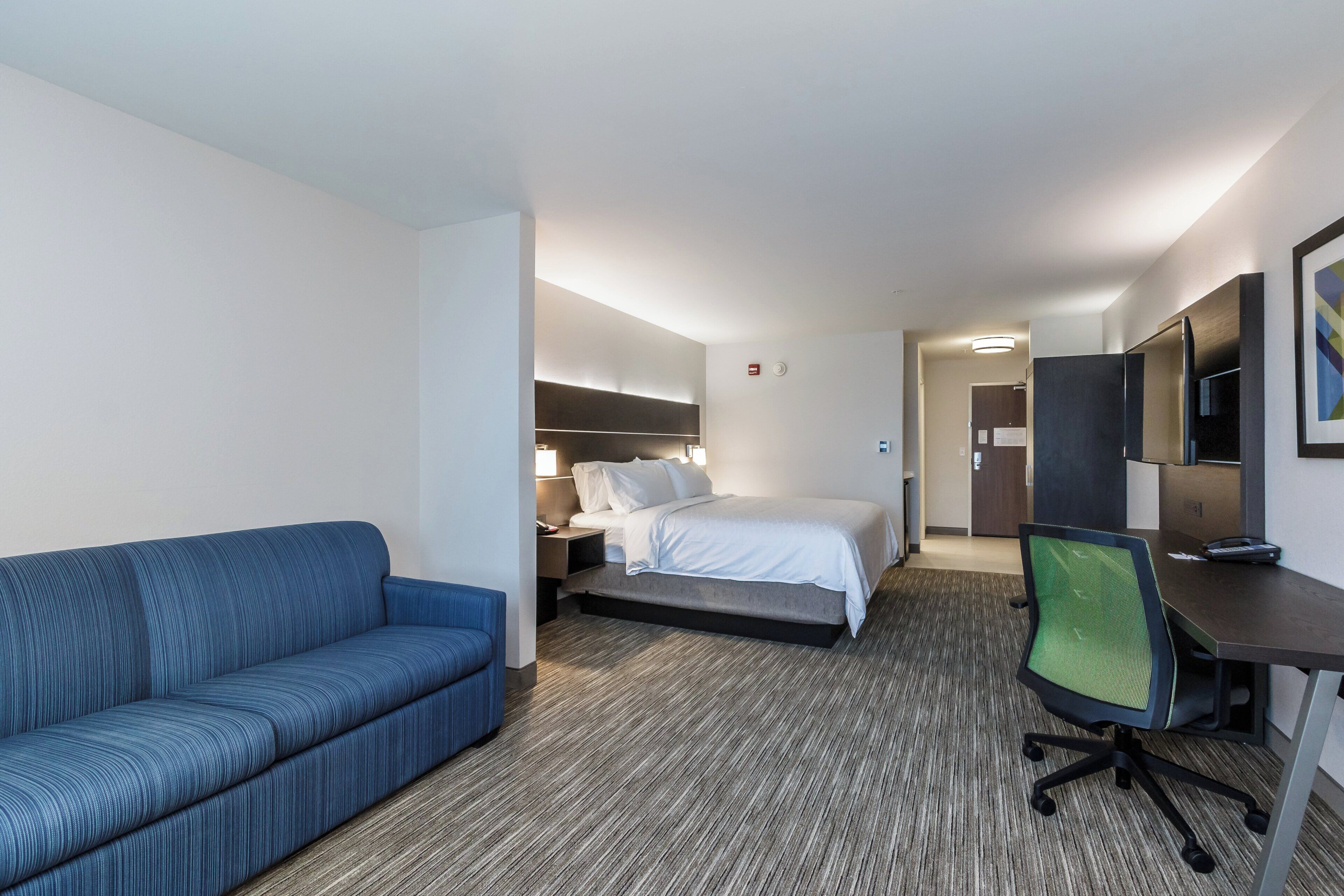 Suite, 1 kingsize bed, rolstoeltoegankelijk bad (Accessible Tub) | Een kluis op de kamer, een bureau, verduisterende gordijnen