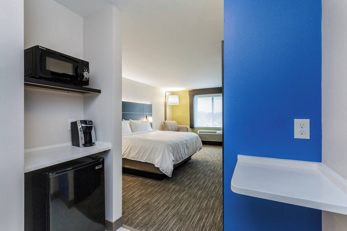 Standard Room, 1 King Bed | In-room safe, desk, blackout curtains, iron/ironing board