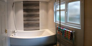 Appartamento Premier, 1 letto king, cucina, lato giardino | Bagno | Vasca e doccia separate, set di cortesia gratuito, asciugacapelli