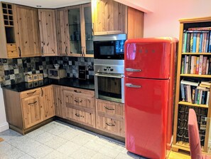 極品公寓, 1 張特大雙人床, 廚房, 花園 | 私人廚房 | 電冰箱、微波爐、烤箱、爐台