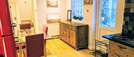 Premier Apartment, 1 King Bed, Kitchen, Garden Area | In-room dining