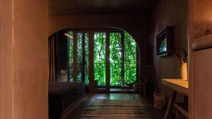 Medium Witcher Room | 1 室のベッドルーム、高級寝具、ミニバー、デスク