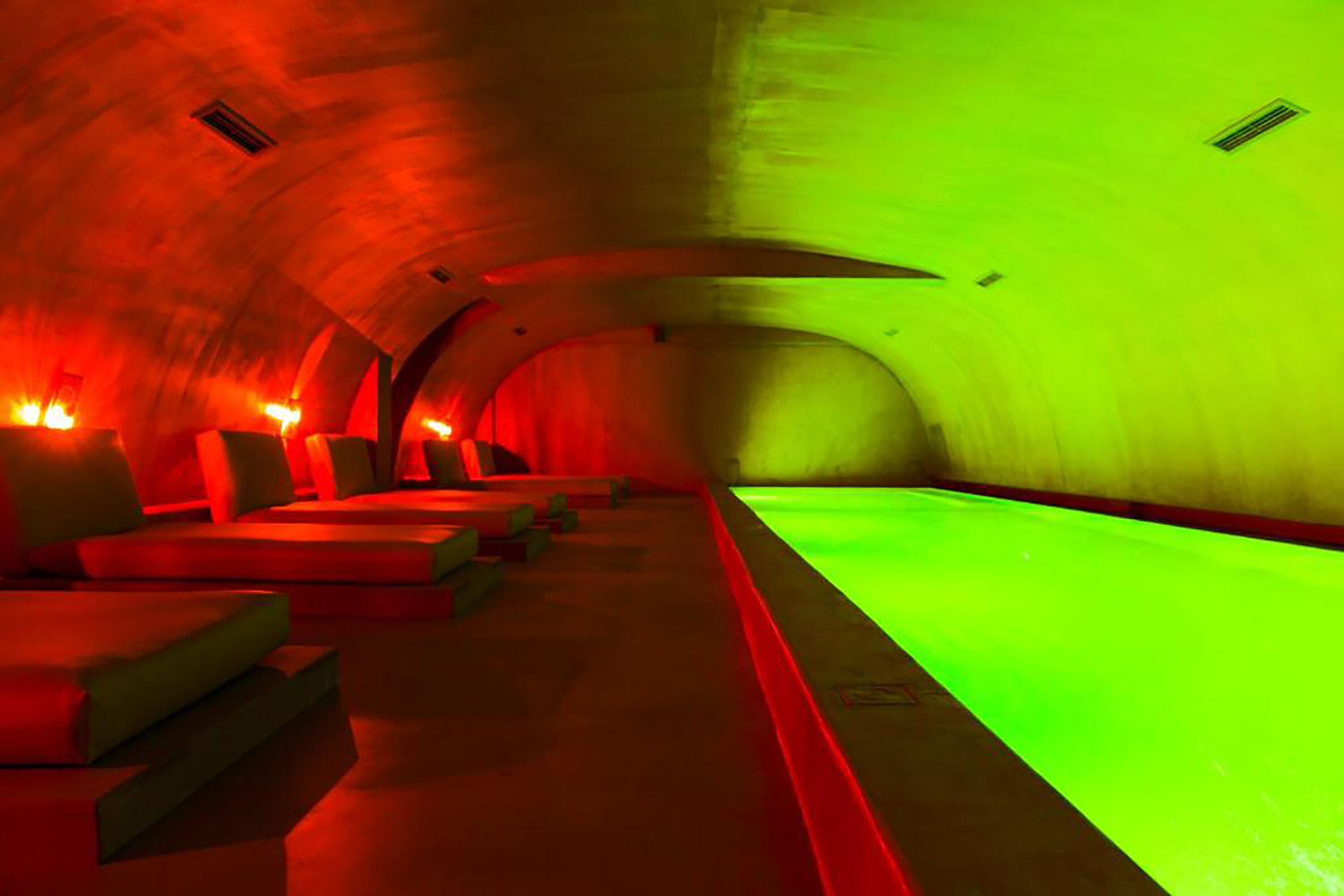 Kolam renang tertutup