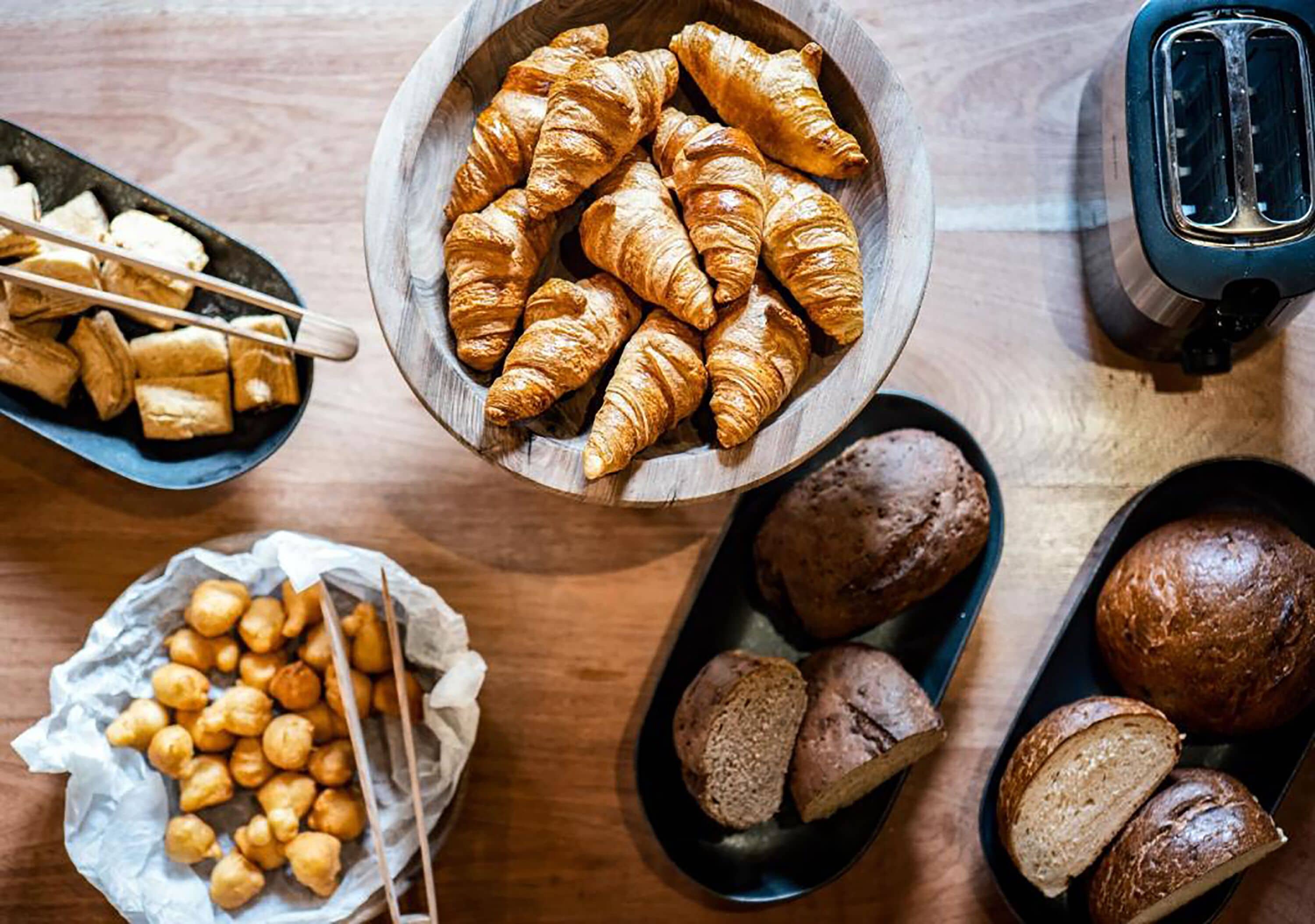 free buffet breakfast