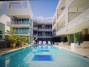 Outdoor pool, pool loungers - SoBe Ocean Drive Suites (Miami Beach)