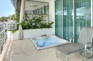 Suite superior, 1 cama King size, balcón, vista a la ciudad | Vista a la ciudad