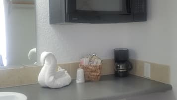 Comfort Room, 2 Queen Beds | Bed sheets, wheelchair access