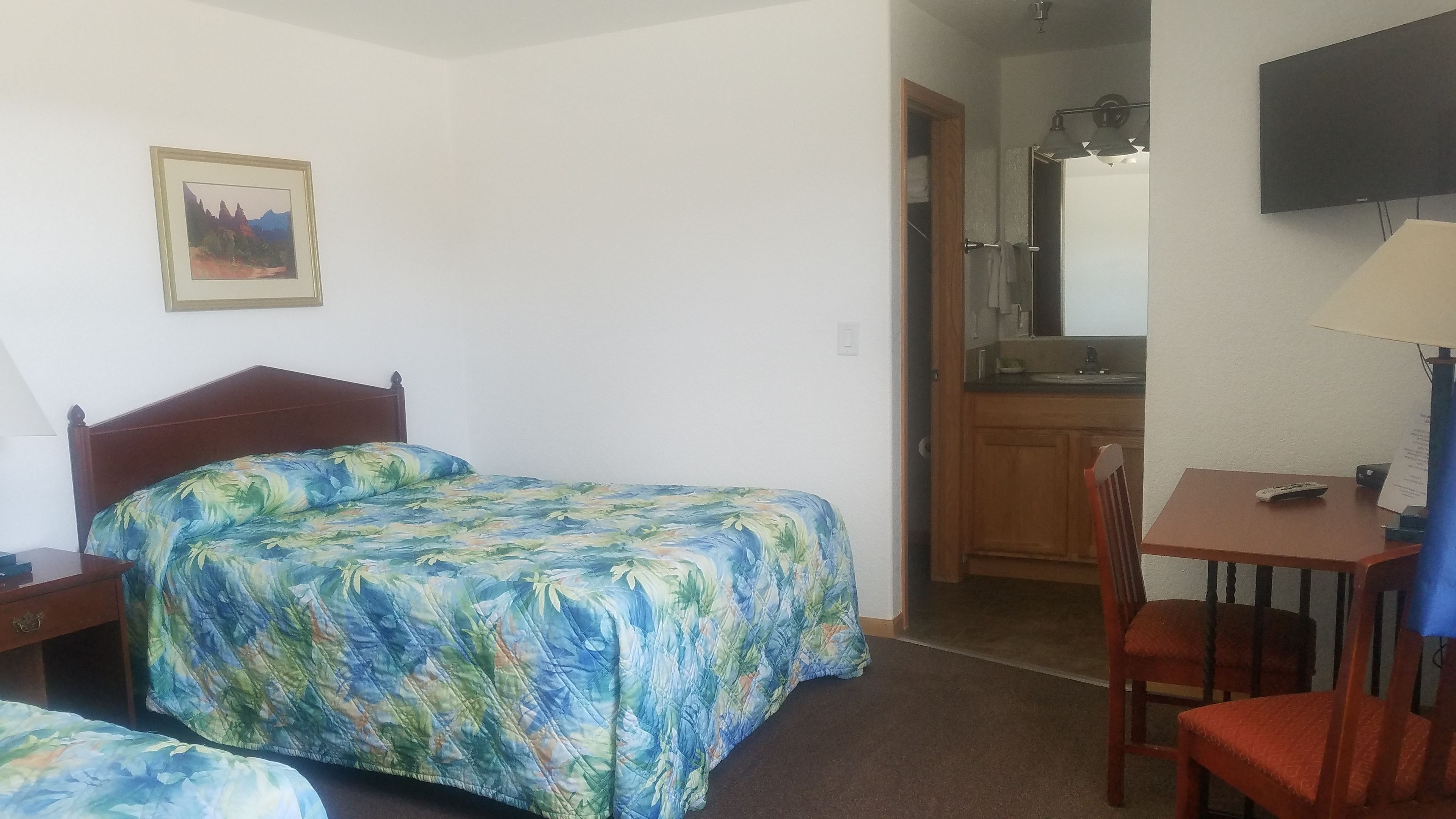 Quarto conforto, 2 camas Queen | Banheiro | Toalhas de banho 