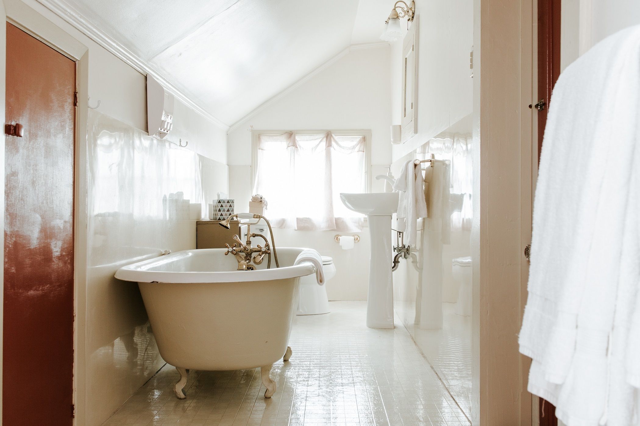 Eiffel Tower Room | Bathroom | Combined shower/bathtub, deep-soaking bathtub, free toiletries