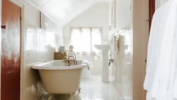 Eiffel Tower Room | Bathroom | Combined shower/bathtub, deep-soaking bathtub, free toiletries