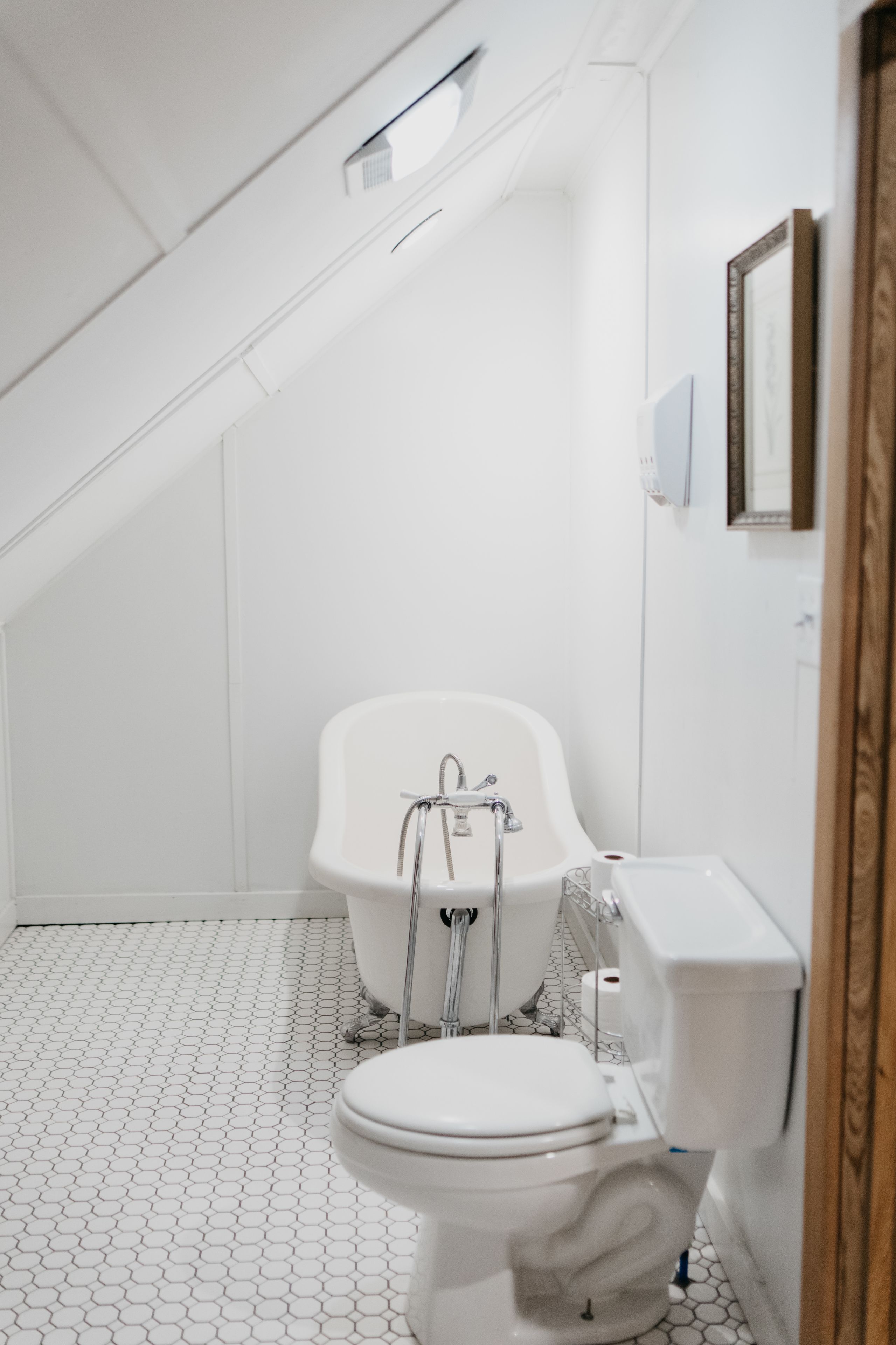 Une salle de bain avec une baignoire blanche, des toilettes et un lavabo.