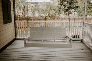 Live Oak Cabin | Terrace/patio