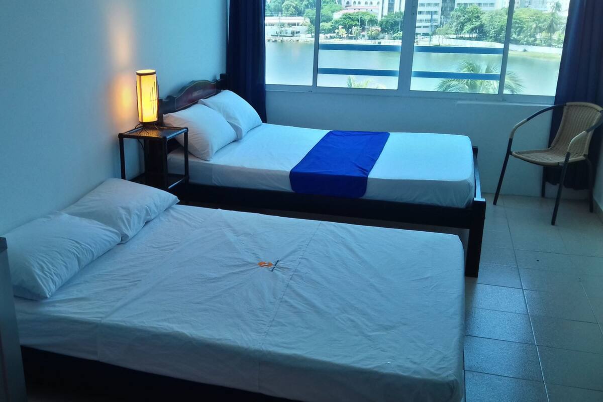 Apartamento básico, varias camas, cocina básica, vistas parciales al mar | Wifi gratis