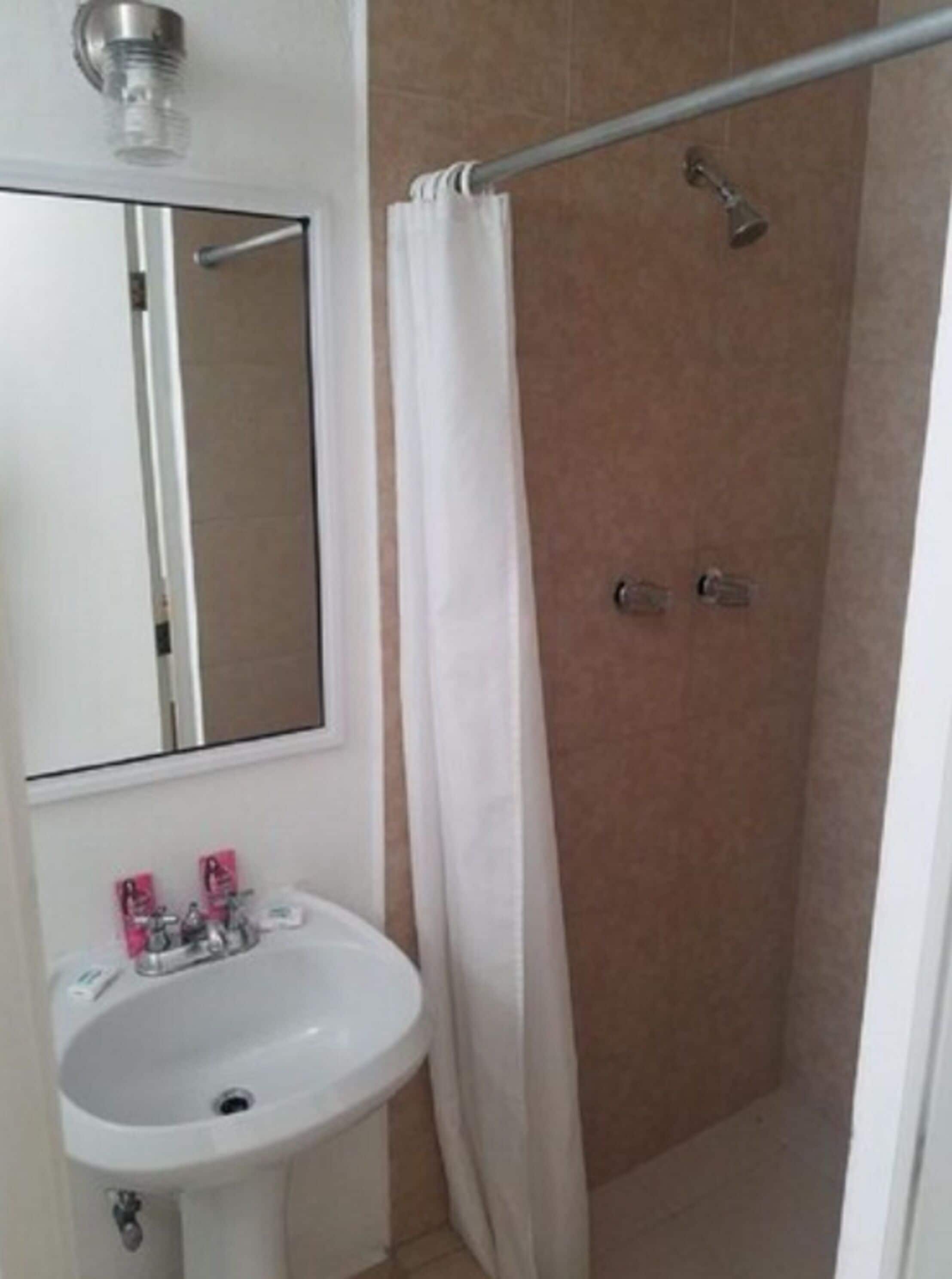 Regadera, amenidades de baño gratuitas, secadora de cabello, toallas 