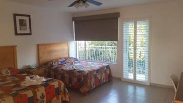 Habitación doble, 2 camas matrimoniales | Escritorio, tabla de planchar con plancha y wifi gratis