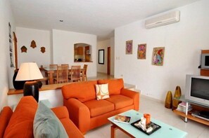 Huis, 3 slaapkamers | Woonruimte | Een 27-inch flatscreentelevisie met satellietzenders en een televisie