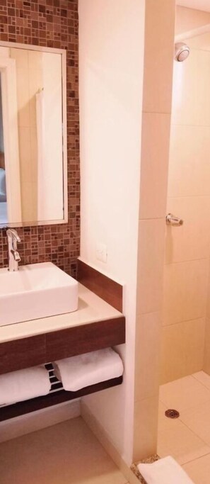 Douche, articles de toilette gratuits, sĂšche-cheveux