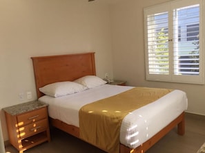 Desk, laptop workspace, iron/ironing board, free WiFi - Hotel Quinta (Tijuana)