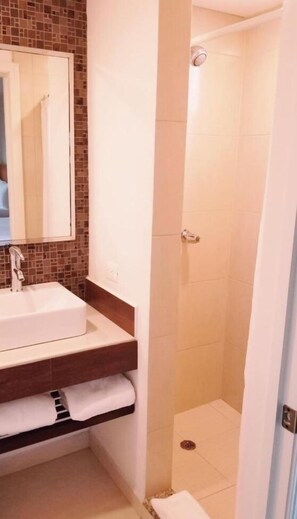 Bruser, gratis toiletartikler, hårtørrer, håndklæder