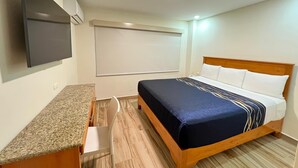 Desk, iron/ironing board (on request), WiFi (free) - Hotel Catalina (Tijuana)