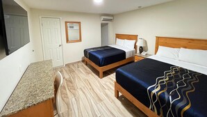 Desk, iron/ironing board (on request), WiFi (free) - Hotel Catalina (Tijuana)
