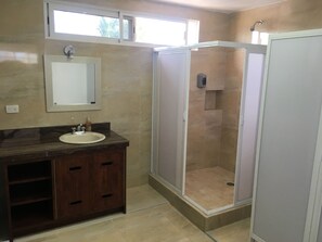 Dormitorio compartido clásico, dormitorio mixto | Baño | Regadera, amenidades de baño gratuitas, toallas 