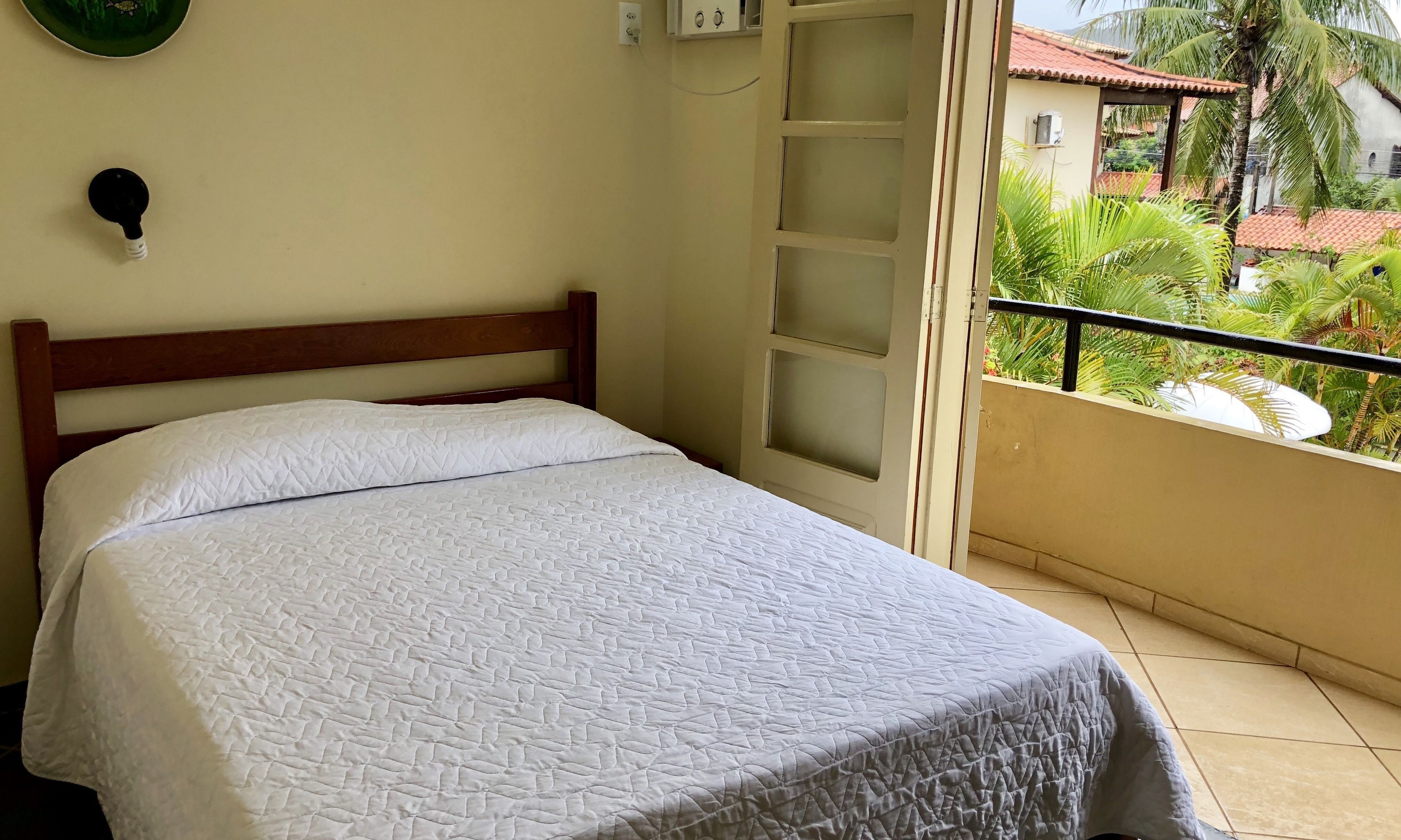 Minibar, caja de seguridad en la habitación, escritorio y ropa de cama 