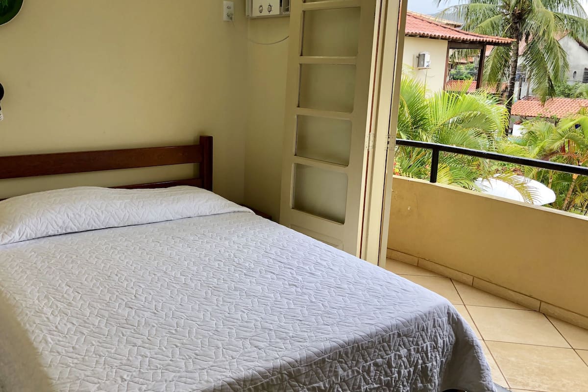 Minibar, Zimmersafe, Schreibtisch, Bettwäsche