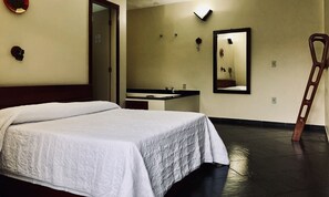 Suite, Hot Tub | Minibar, in-room safe, desk, bed sheets - Pousada Gênesis (Arraial do Cabo)