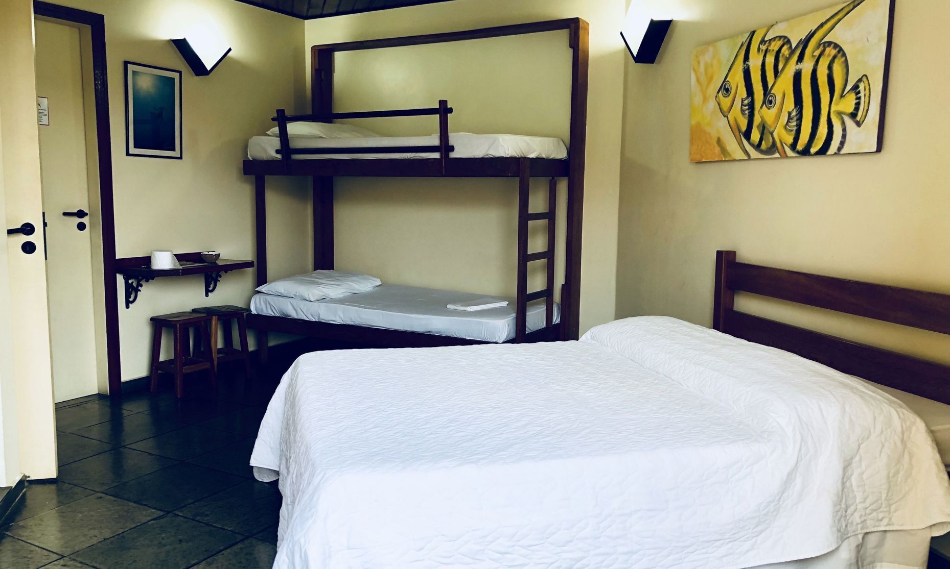 Minibar, caja de seguridad en la habitación, escritorio y ropa de cama 