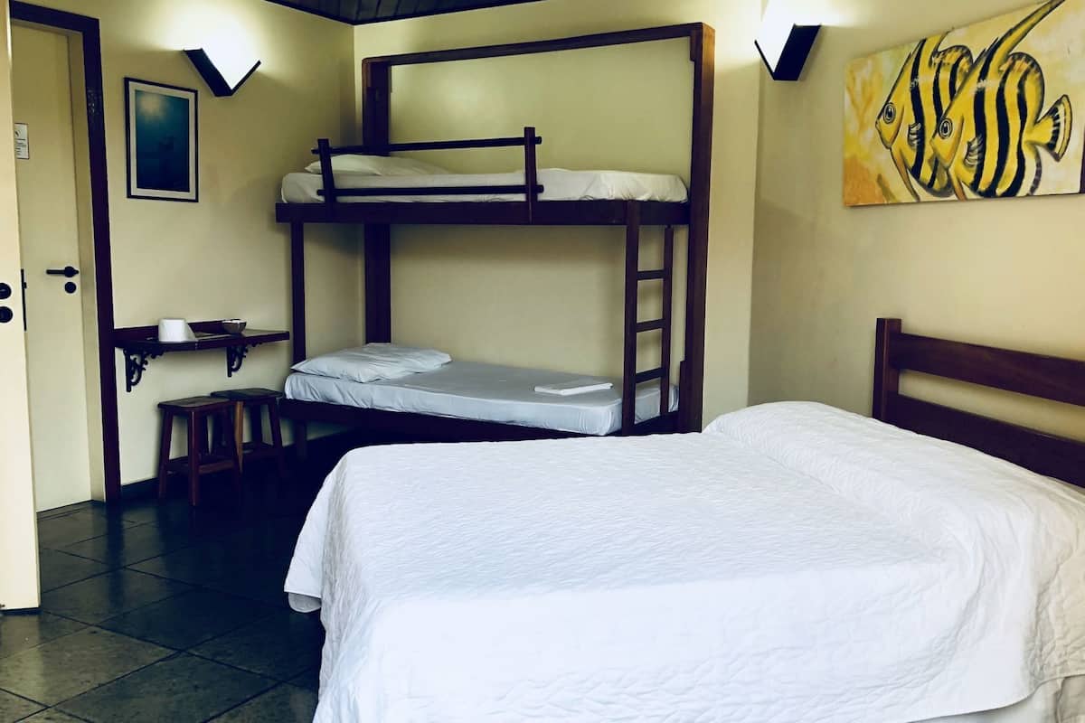 Minibar, Zimmersafe, Schreibtisch, Bettwäsche