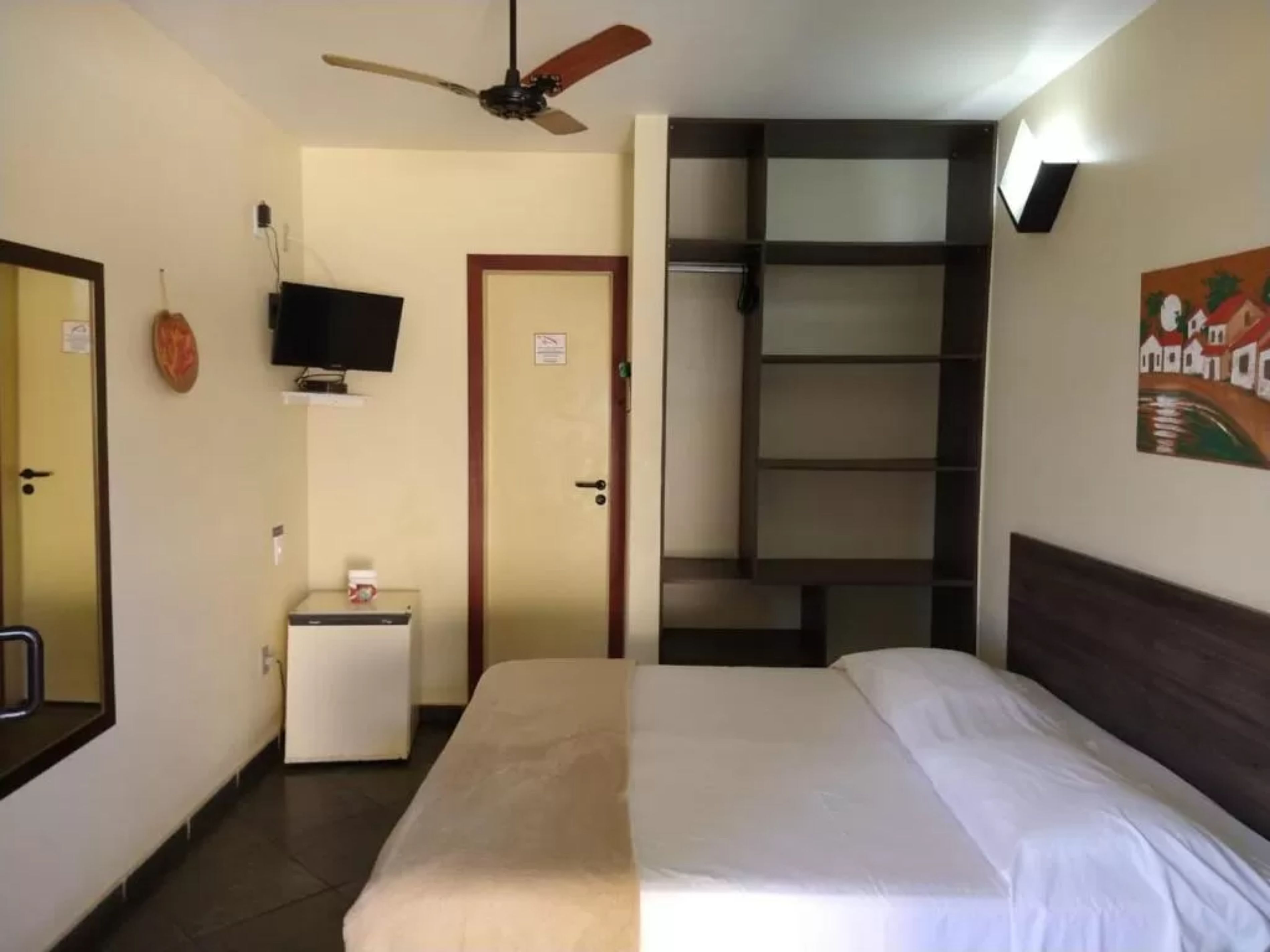 Minibar, caja de seguridad en la habitación, escritorio y ropa de cama 