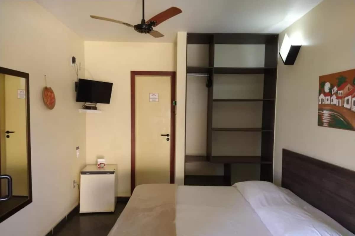 Minibar, Zimmersafe, Schreibtisch, Bettwäsche