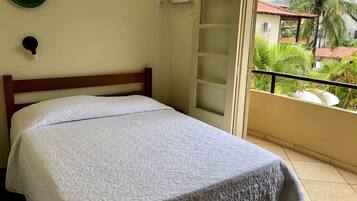 Dobbeltrom, balkong | Minibar, safe på rommet, skrivebord og sengetøy