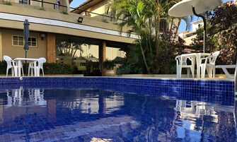 室外游泳池，09:00 至 20:00 开放，池畔遮阳伞，日光浴躺椅