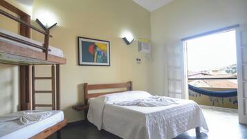 Værelse til 4 personer - balkon | 1 soveværelse, minibar, pengeskab på værelset, skrivebord