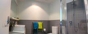 Comfort Apartment, 2 Bedrooms, Accessible, Sea View | Bathroom