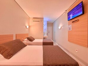 Habitación ejecutiva con 2 camas individuales | Escritorio, espacio para trabajar con laptop y cortinas blackout 