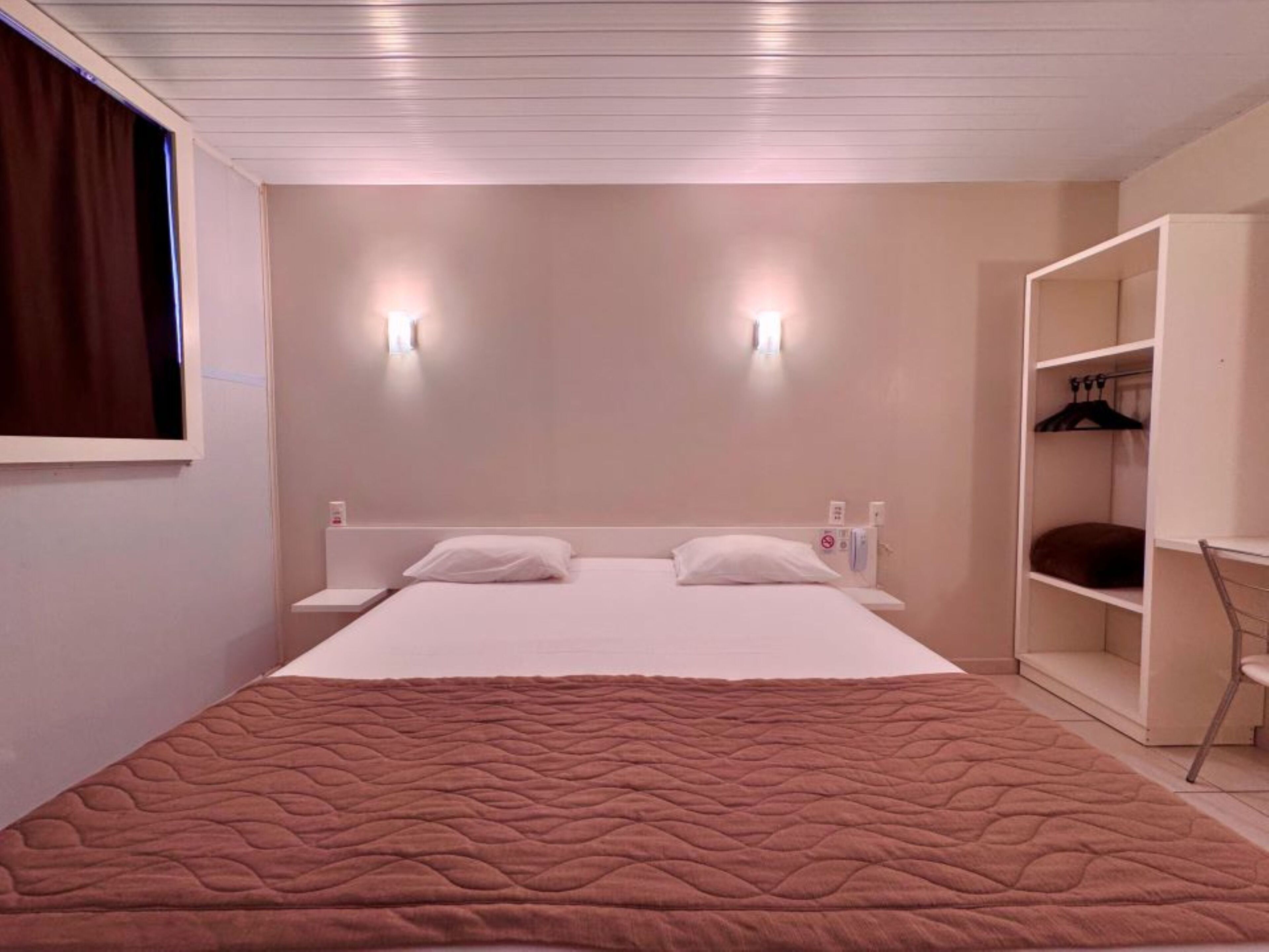 Escritorio, espacio para trabajar con laptop y cortinas blackout 