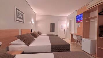 Family Room | Desk, laptop workspace, blackout drapes, free WiFi