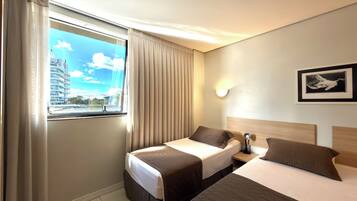 Habitación familiar | Escritorio, espacio para trabajar con un portátil, cortinas opacas